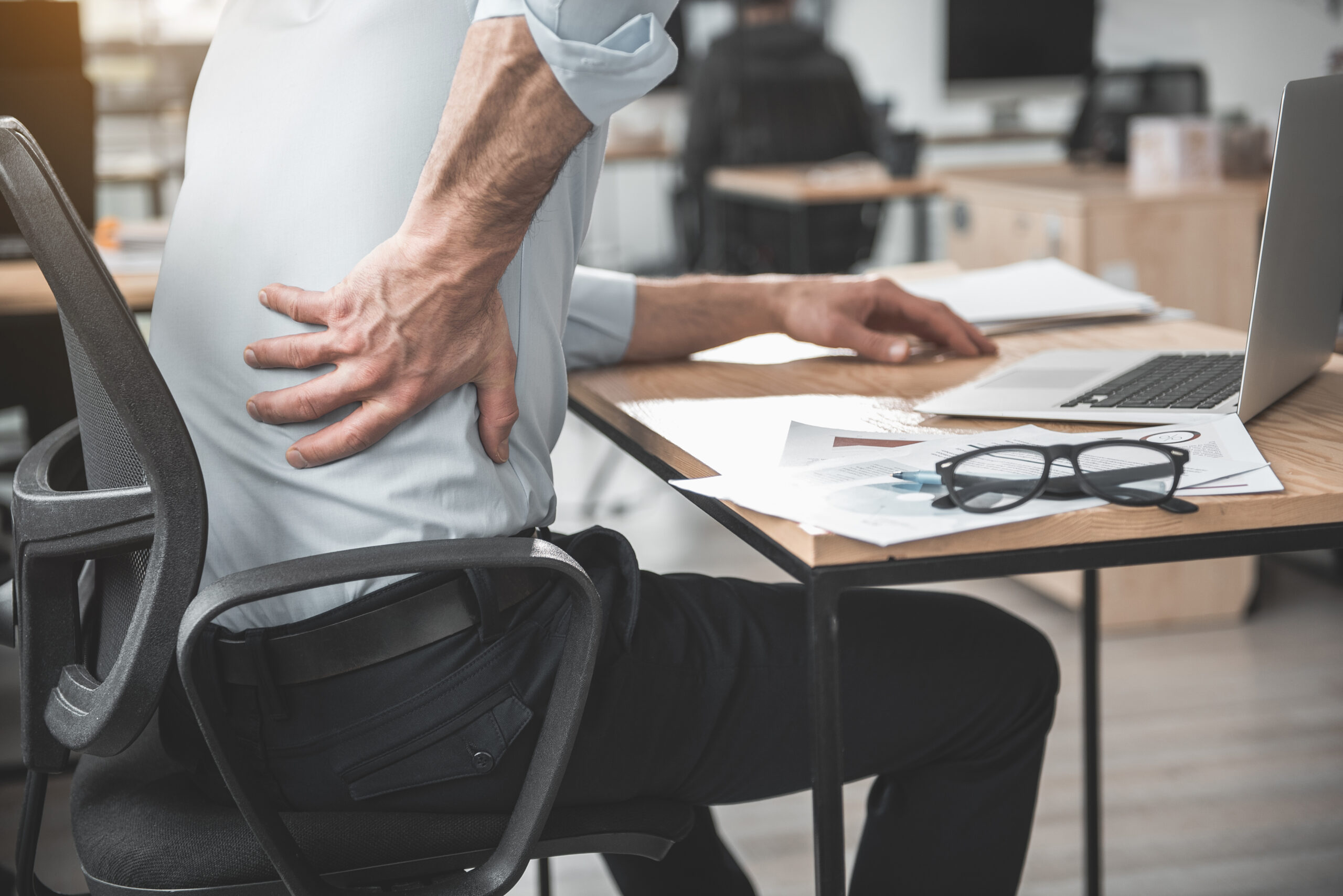 Male feeling backache at labor